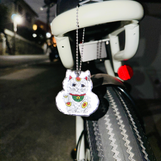 2倍光る招き猫のお守リフレクター(フィンランド製)
